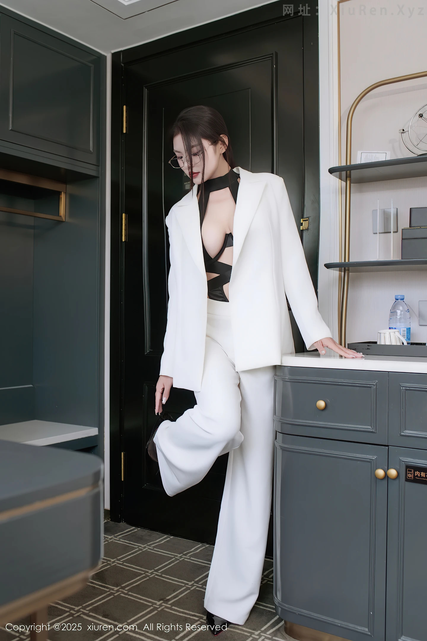 图片[4]-[XiuRen秀人网] VOL.10464 新人模特冬安白色西服露黑色情趣内衣配黑丝袜秀丰满身材诱惑写真94P-秀人网官方网站